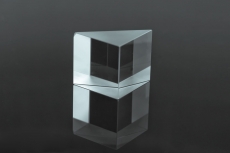 Pryzmat prostokątny z lustrem aluminiowym kąt 90`, odchyłka 1`, piramidalność 1`