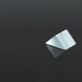 Pryzmat prostokątny z lustrem aluminiowym kąt 90`, odchyłka 5`, piramidalność 5`